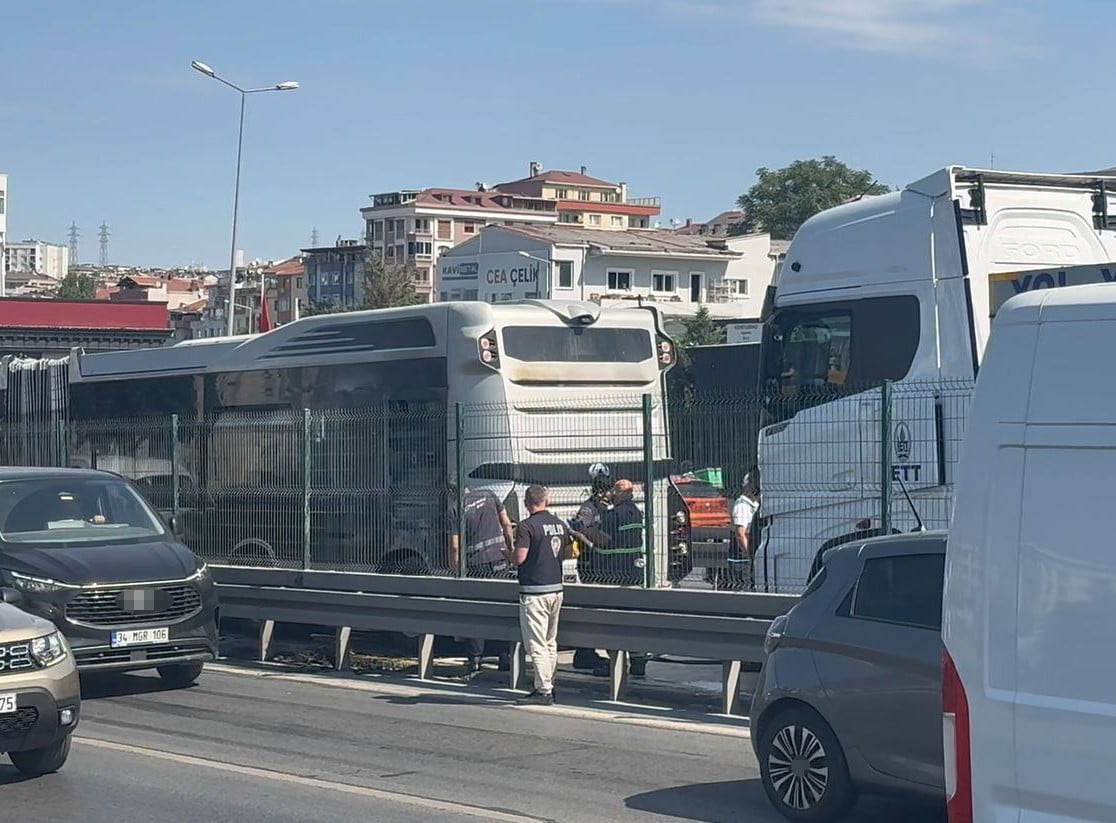 AVCILAR’DA METROBÜSÜN MOTOR KISMINDA YANGIN ÇIKTI. YOLCULAR KISA SÜREDE TAHLİYE EDİLİRKEN, YANGIN...
