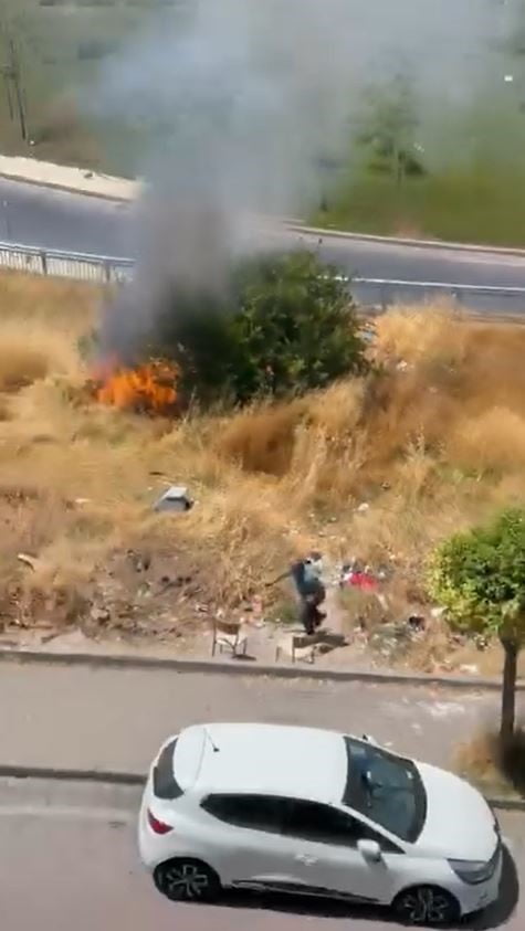 AVCILAR’DA YAŞLI BİR ADAM  İDDİAYA GÖRE OTLUK ALANI YAKIP KAÇTI. ADAMIN KAÇMA ANI VE ALEV ALEV...