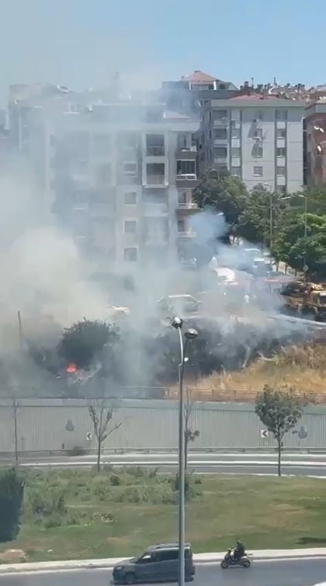 AVCILAR’DA YAŞLI BİR ADAM  İDDİAYA GÖRE OTLUK ALANI YAKIP KAÇTI. ADAMIN KAÇMA ANI VE ALEV ALEV...