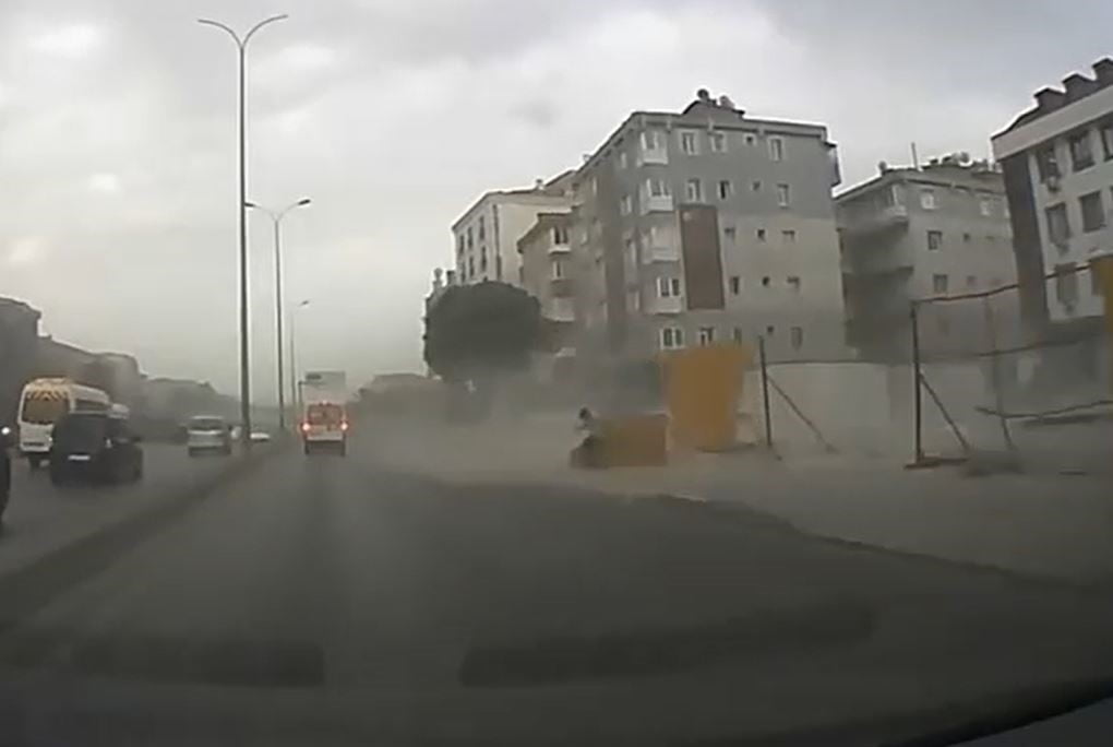AVCILAR E-5 KARAYOLU YAN YOLDA FIRTINA NEDENİYLE SAVURULAN İNŞAAT BARİYERLERİ BİR VATANDAŞIN...