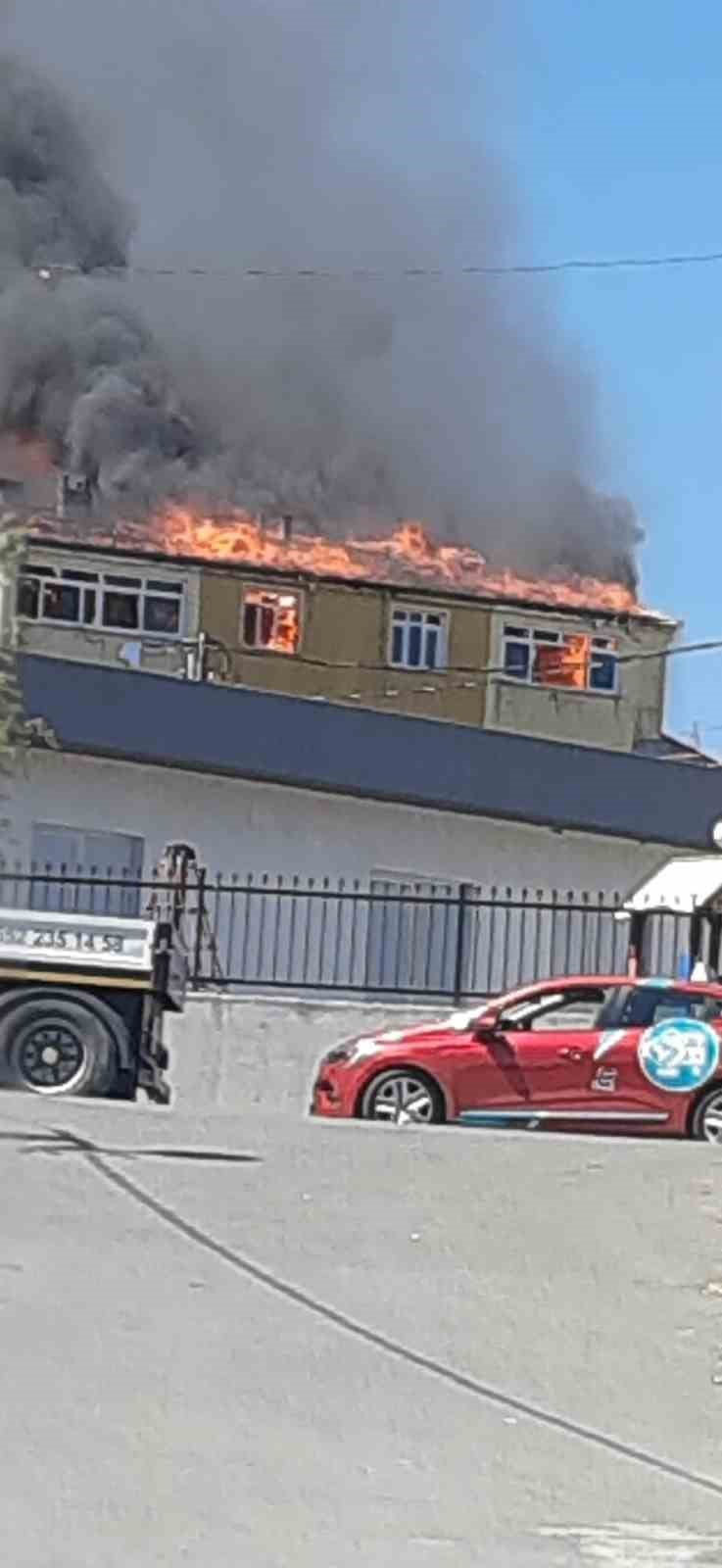 AVCILAR FİRUZKÖY'DE 4 KATLI BİNANIN ÇATISINDA MEYDANA GELEN YANGIN ÇEVREDE PANİĞE NEDEN OLDU....