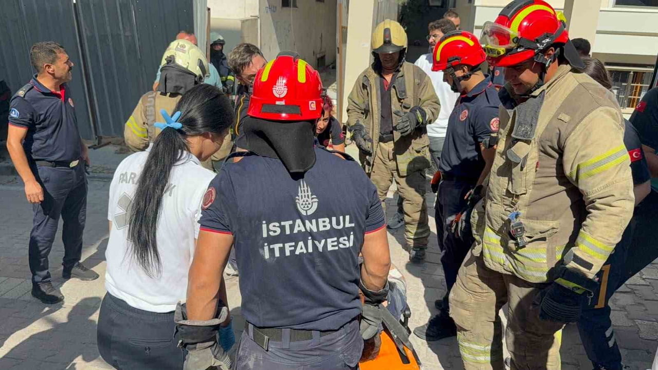 AVCILAR İLÇESİNDE, 4 KATLI BİNANIN KENTSEL DÖNÜŞÜM ÇALIŞMASI SIRASINDA İŞÇİNİN ÜSTÜNE MOLOZ...