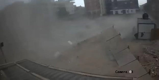 AVCILAR İLÇESİNDE DÜN ETKİLİ OLAN FIRTINADA BİR İNŞAAT ALANI ADETA SAVAŞ ALANINA DÖNDÜ