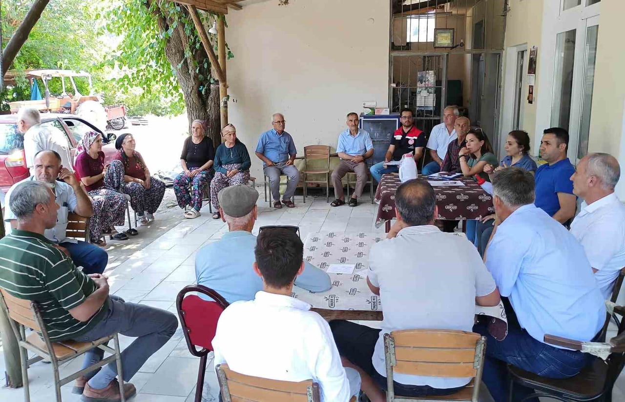 AVCILAR MAHALLESİ'NDE BUZAĞI BAKIM VE BESLENMESİ EĞİTİMİ