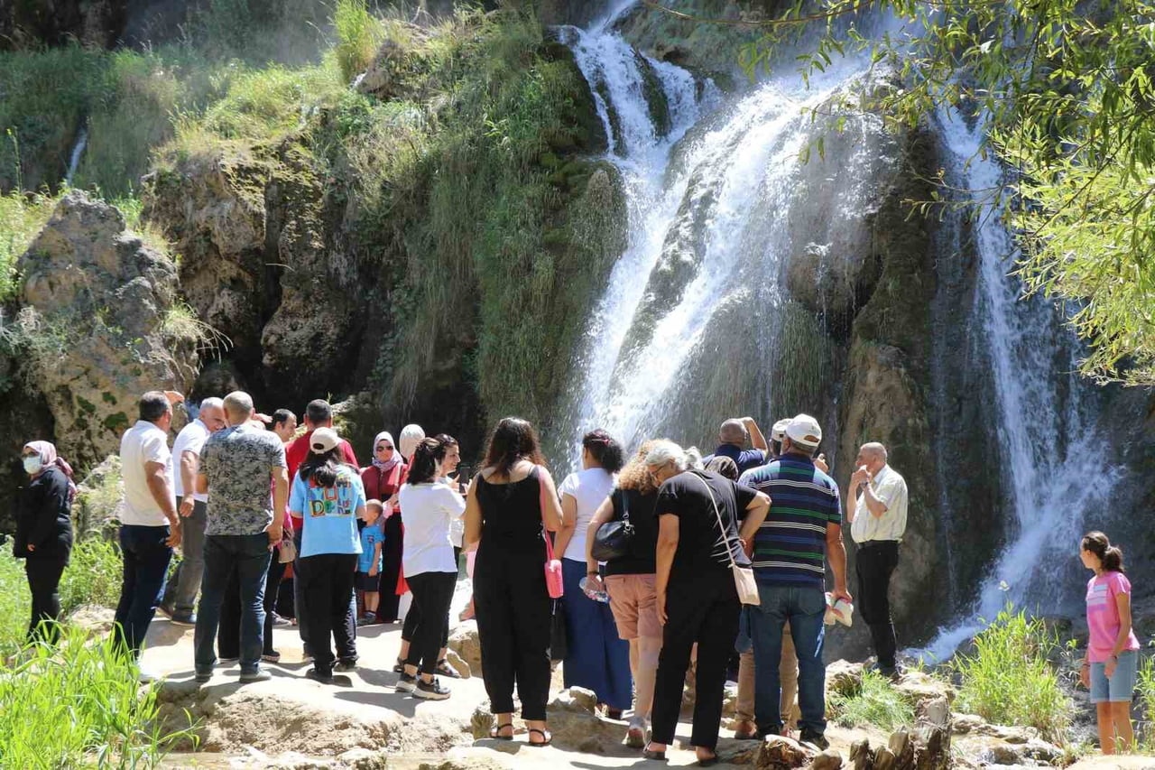 AVRUPA’DA YAŞANAN KAVURUCU SICAK HAVADAN KAÇAN GURBETÇİLER, DÜNYANIN EN GÖRKEMLİ ŞELALELERİNDEN...