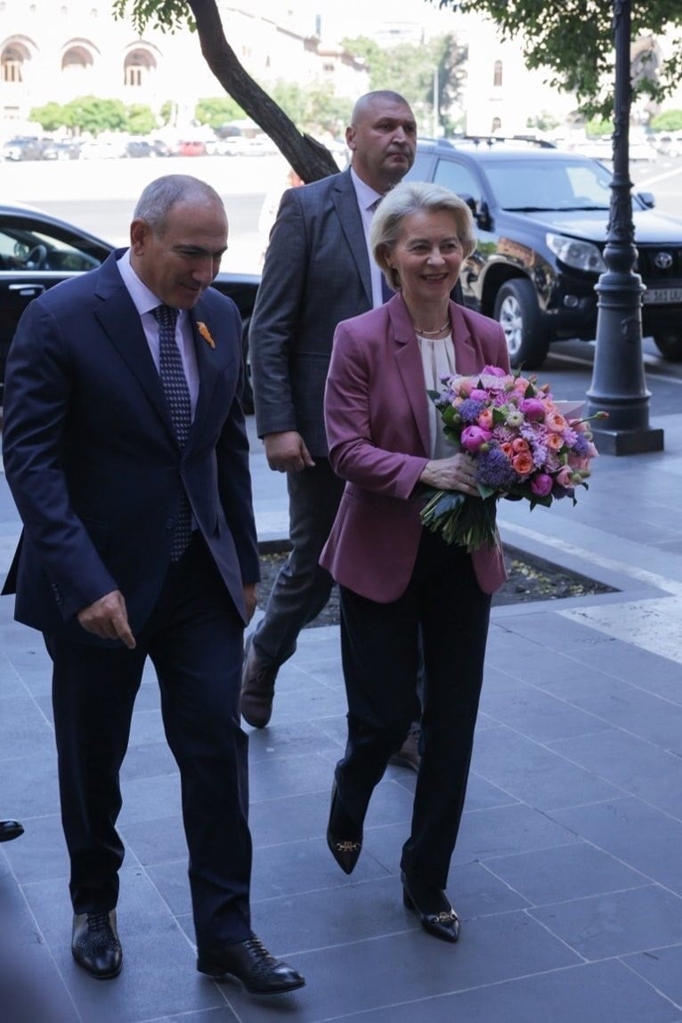 AVRUPA KOMİSYONU BAŞKANI URSULA VON DER LEYEN, RESMİ TEMASLARDA BULUNMAK ÜZERE ERİVAN’DA BAŞBAKAN...