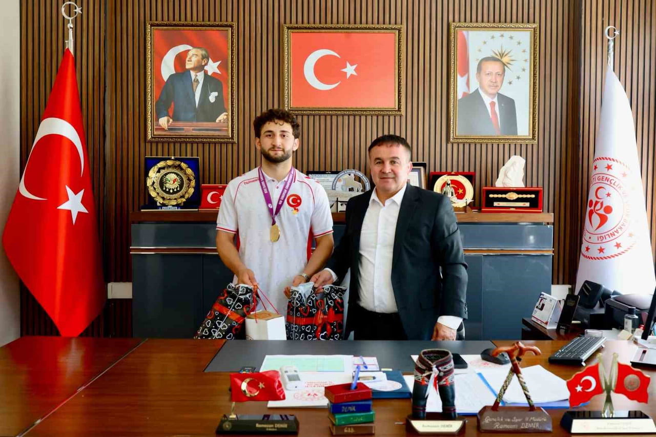 AVRUPA ŞAMPİYONU BİLECİKLİ GÜREŞÇİYE COŞKULU KARŞILAMA
