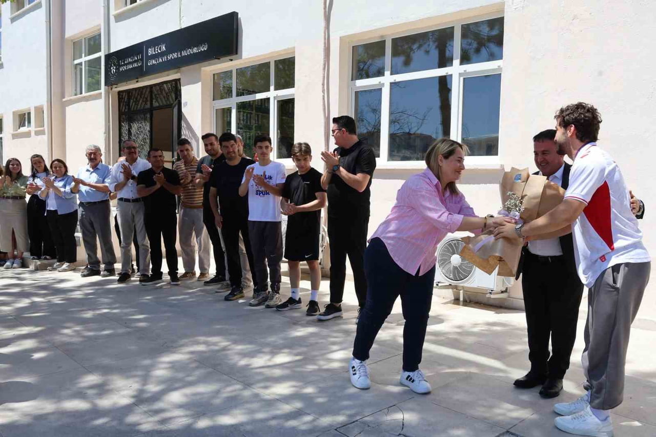 AVRUPA ŞAMPİYONU BİLECİKLİ GÜREŞÇİYE COŞKULU KARŞILAMA