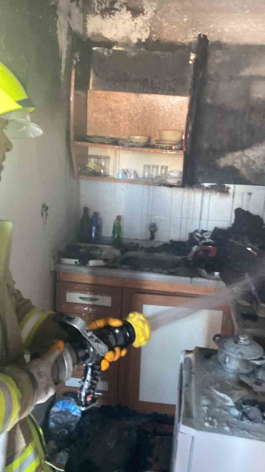 AVŞA ADASI'NDA EV YANGINI PANİĞE NEDEN OLDU