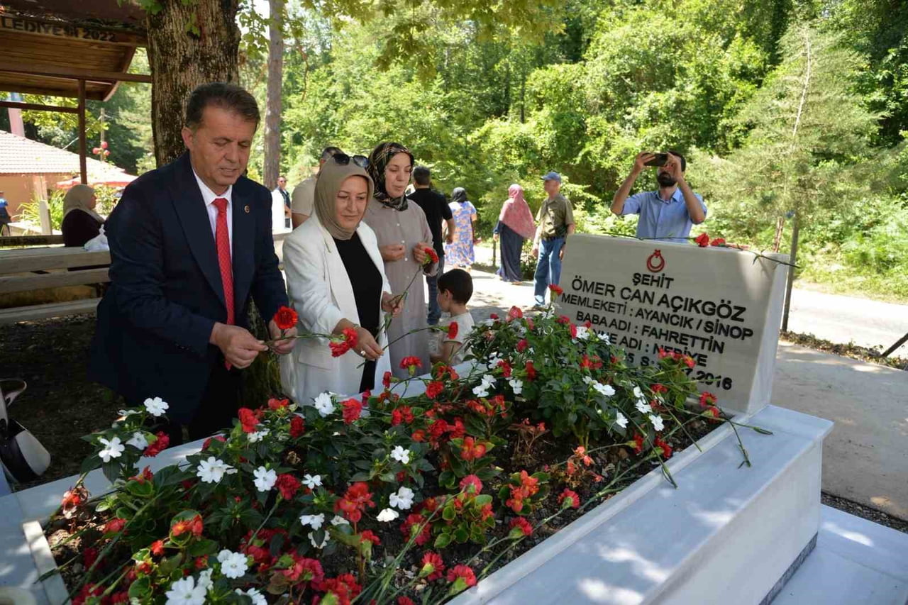 AYANCIKLI ŞEHİT ÖMER CAN AÇIKGÖZ, KABRİ BAŞINDA ANILDI 15 TEMMUZ DEMOKRASİ VE MİLLİ BİRLİK GÜNÜ...