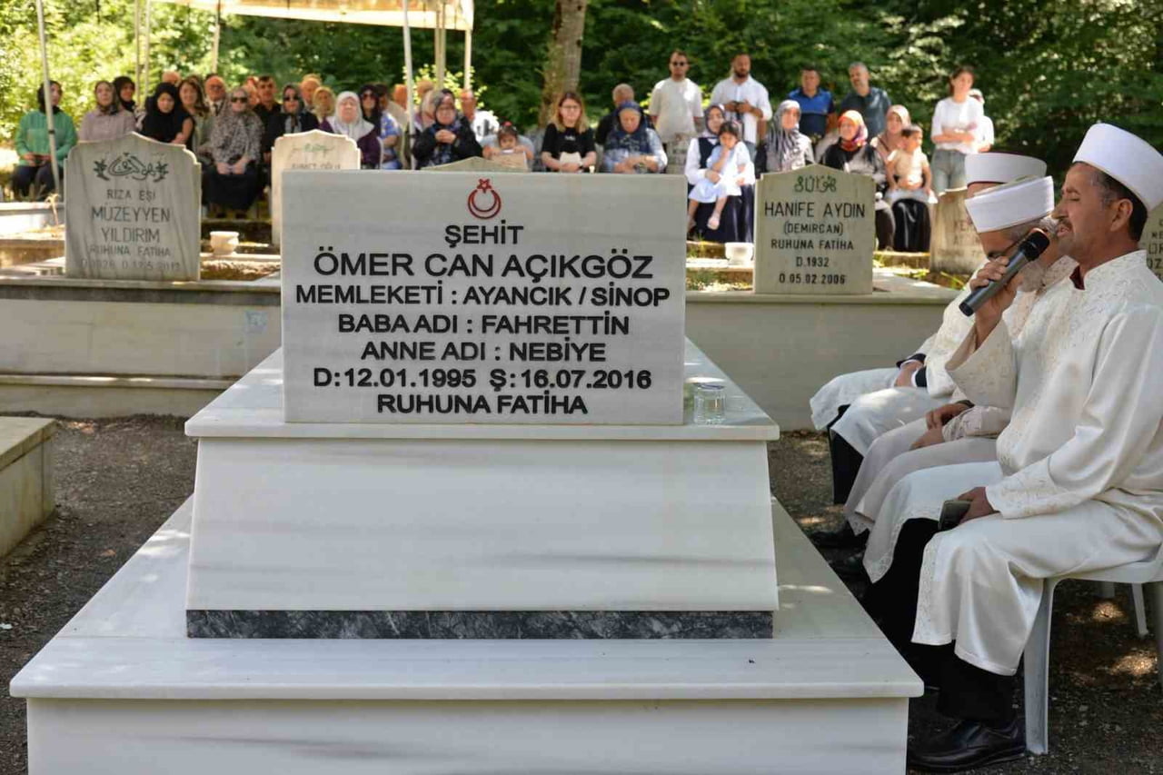 AYANCIKLI ŞEHİT ÖMER CAN AÇIKGÖZ, KABRİ BAŞINDA ANILDI 15 TEMMUZ DEMOKRASİ VE MİLLİ BİRLİK GÜNÜ...