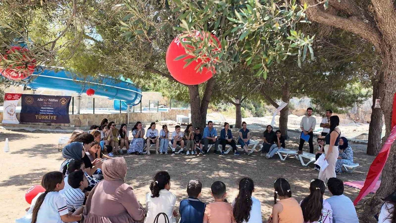 AYDIN'DA DÜZENLENEN "DİJİTAL DETOKS KAPIMDA" ETKİNLİĞİNDE AİLELER VE ÇOCUKLAR, TEKNOLOJİNİN...