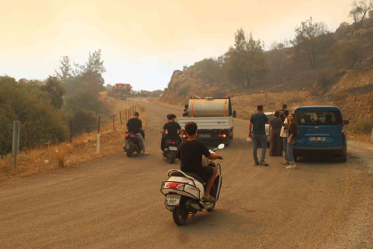 AYDIN'IN ÇİNE İLÇESİNDE İKİ GÜNDÜR SÜREN ORMAN YANGINININ KONTROL ALTINA ALINMASI İÇİN ÇALIŞMALAR...