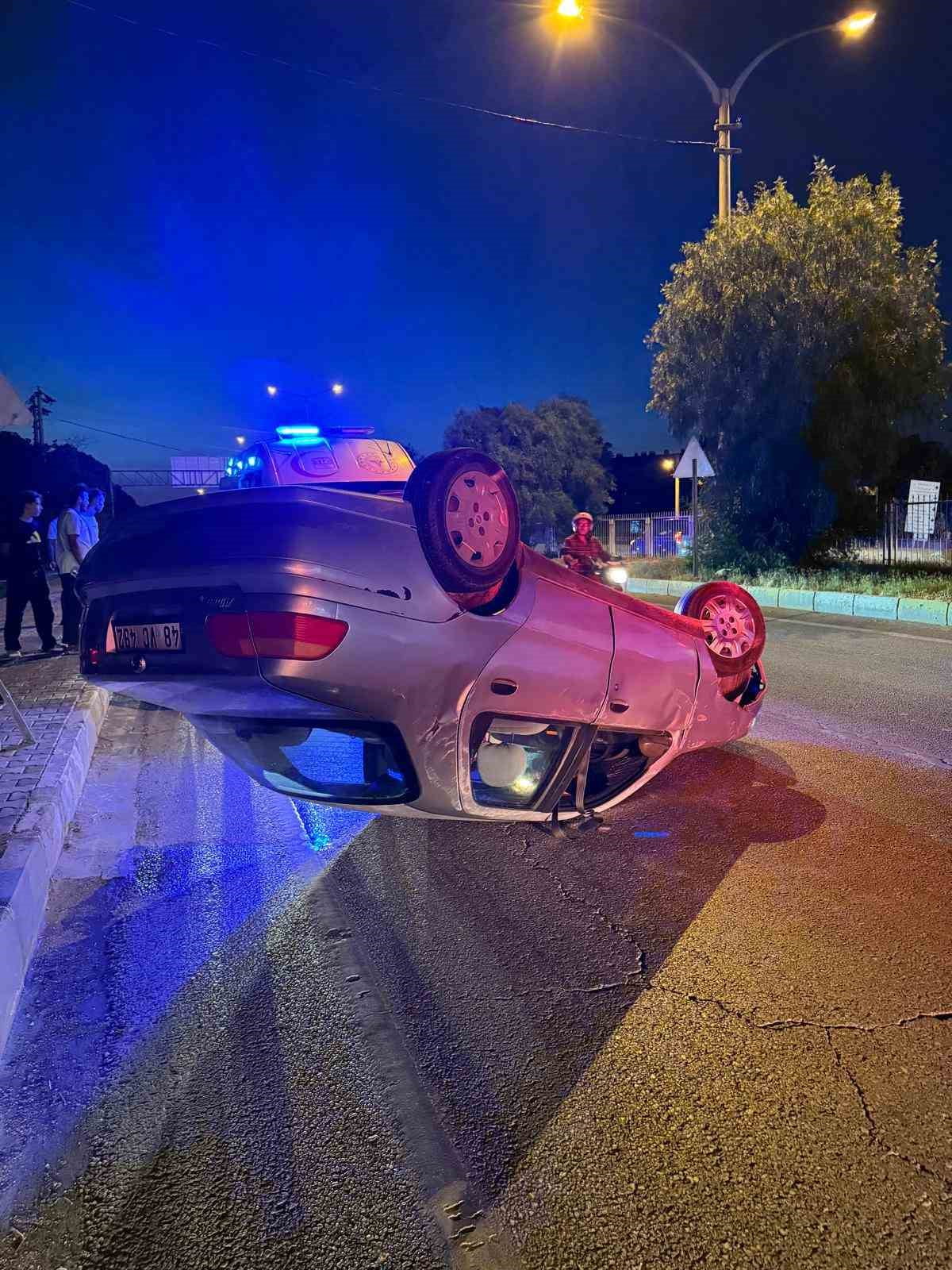 AYDIN'IN ÇİNE İLÇESİNDE KONTROLDEN ÇIKARAK TERS DÖNEN OTOMOBİLİN SÜRÜCÜSÜ, KAZAYI YARA ALMADAN...