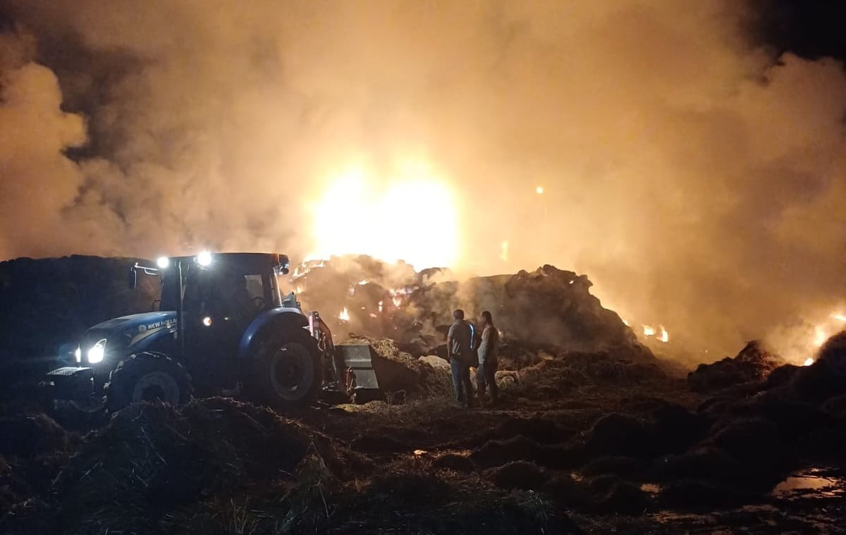 AYDIN'IN ÇİNE İLÇESİNDE SAMAN BALYALARININ İSTİFLİ OLDUĞU YERDE ÇIKAN YANGINDA, YAKLAŞIK 150 TON...