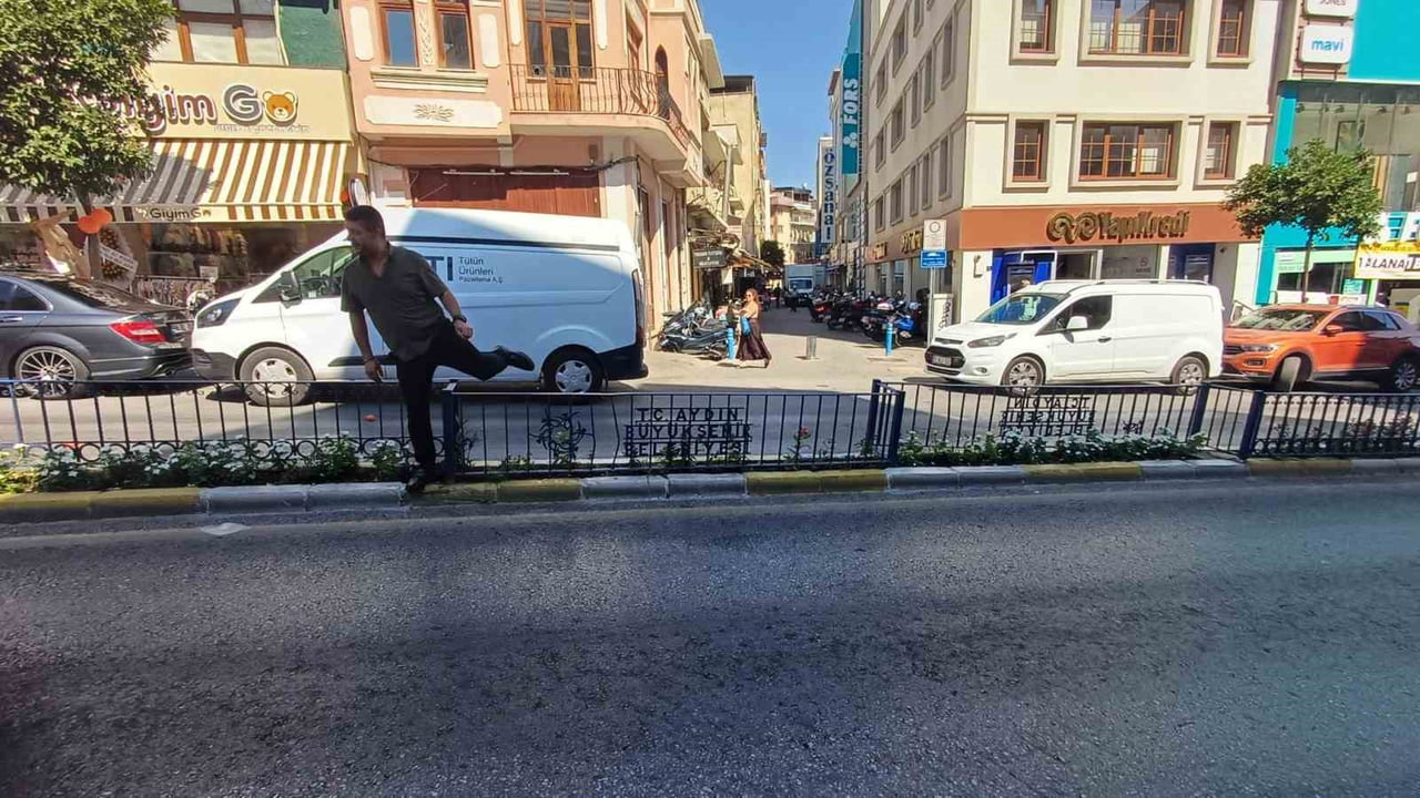 AYDIN'IN EFELER İLÇESİ HÜKÜMET BULVARI ÜZERİNDE YAYA GEÇİDİ BULUNMAYAN NOKTADAN HER GÜN ONLARCA...