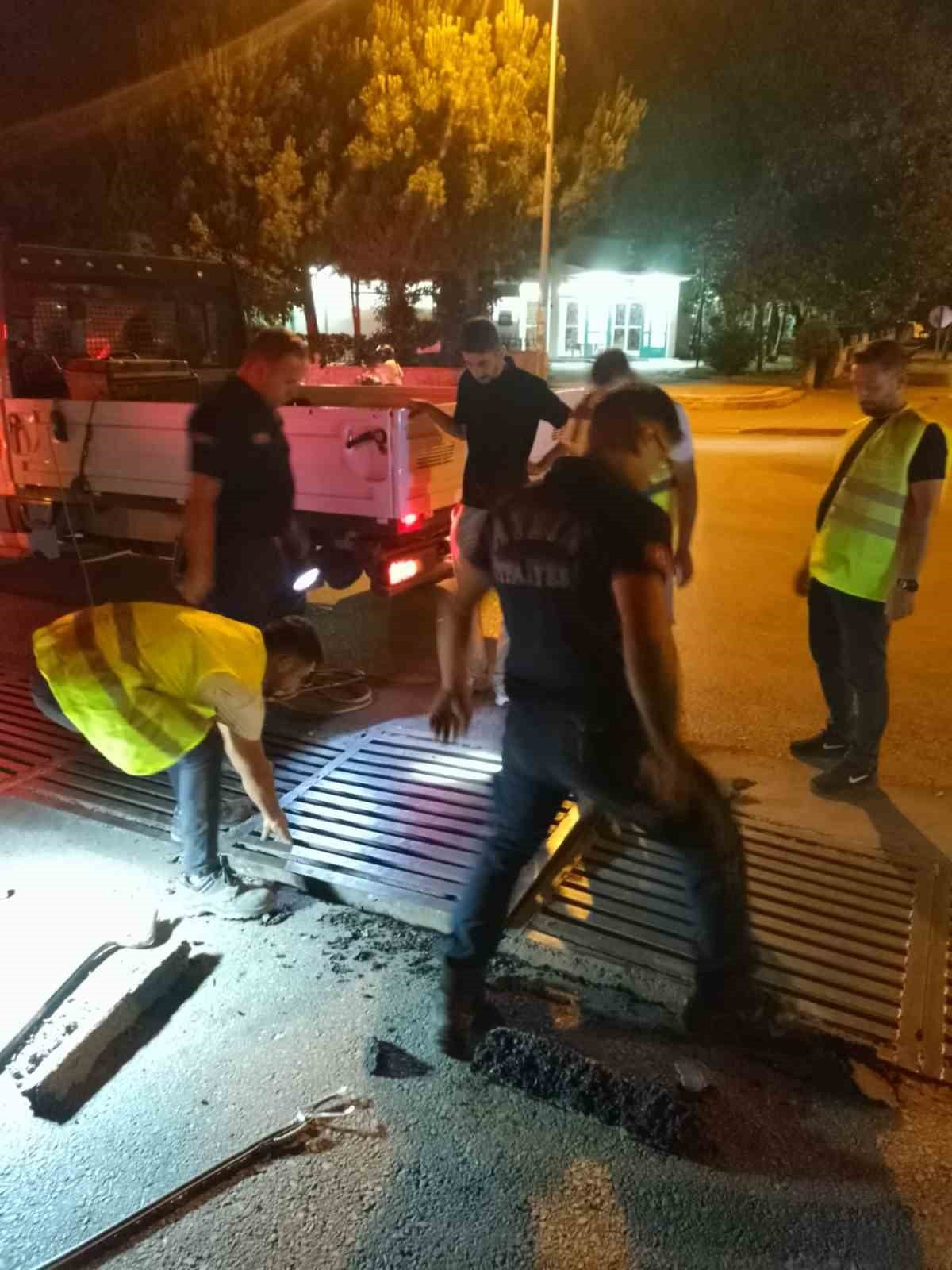AYDIN'IN EFELER İLÇESİNDE 3 GÜNDÜR MAZGAL ALTINDA MAHSUR KALAN KEDİ, İTFAİYE VE BELEDİYE...