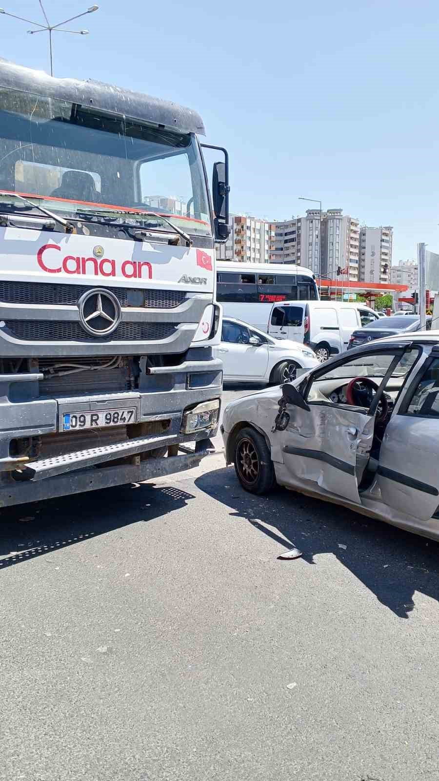 AYDIN'IN EFELER İLÇESİNDE BETON MİKSERİ İLE OTOMOBİLİN ÇARPIŞMASI SONUCU MEYDANA GELEN TRAFİK...