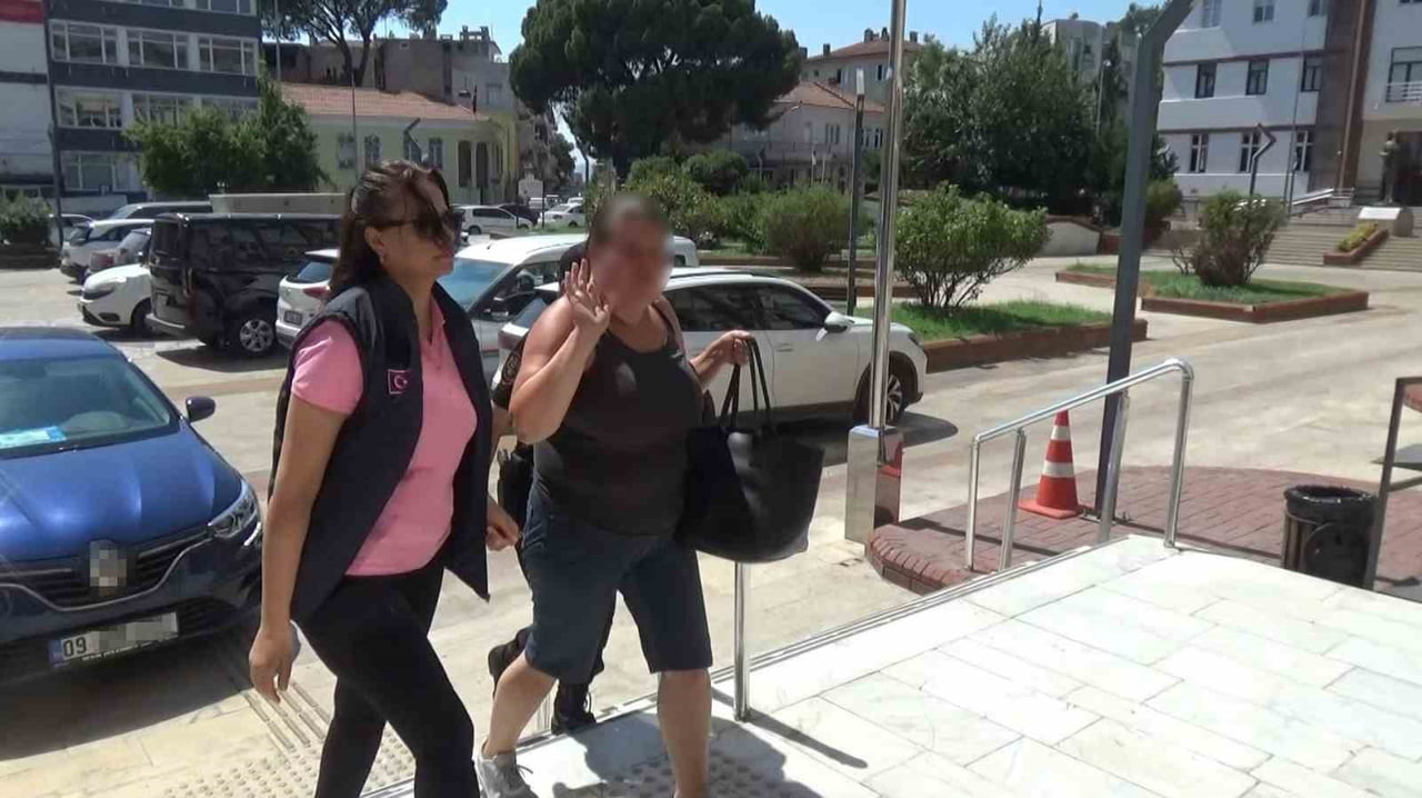 AYDIN'IN EFELER İLÇESİNDE ÇEVREYİ RAHATSIZ ETTİĞİ YÖNÜNDEKİ İHBAR ÜZERİNE POLİS EKİPLERİNE KİMLİK...