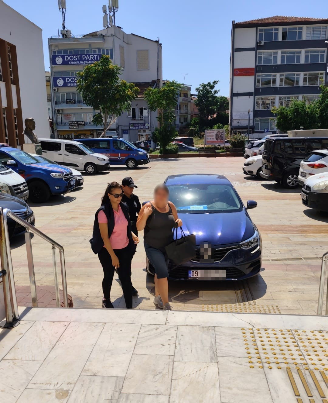 AYDIN'IN EFELER İLÇESİNDE ÇEVREYİ RAHATSIZ ETTİĞİ YÖNÜNDEKİ İHBAR ÜZERİNE POLİS EKİPLERİNE KİMLİK...