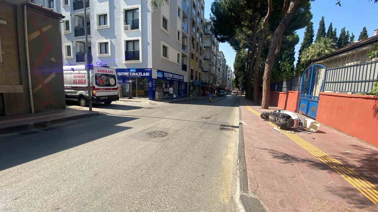 AYDIN'IN EFELER İLÇESİNDE MOTOSİKLETLE OTOMOBİLİN ÇARPIŞMASI SONUCU MEYDANA GELEN KAZADA...