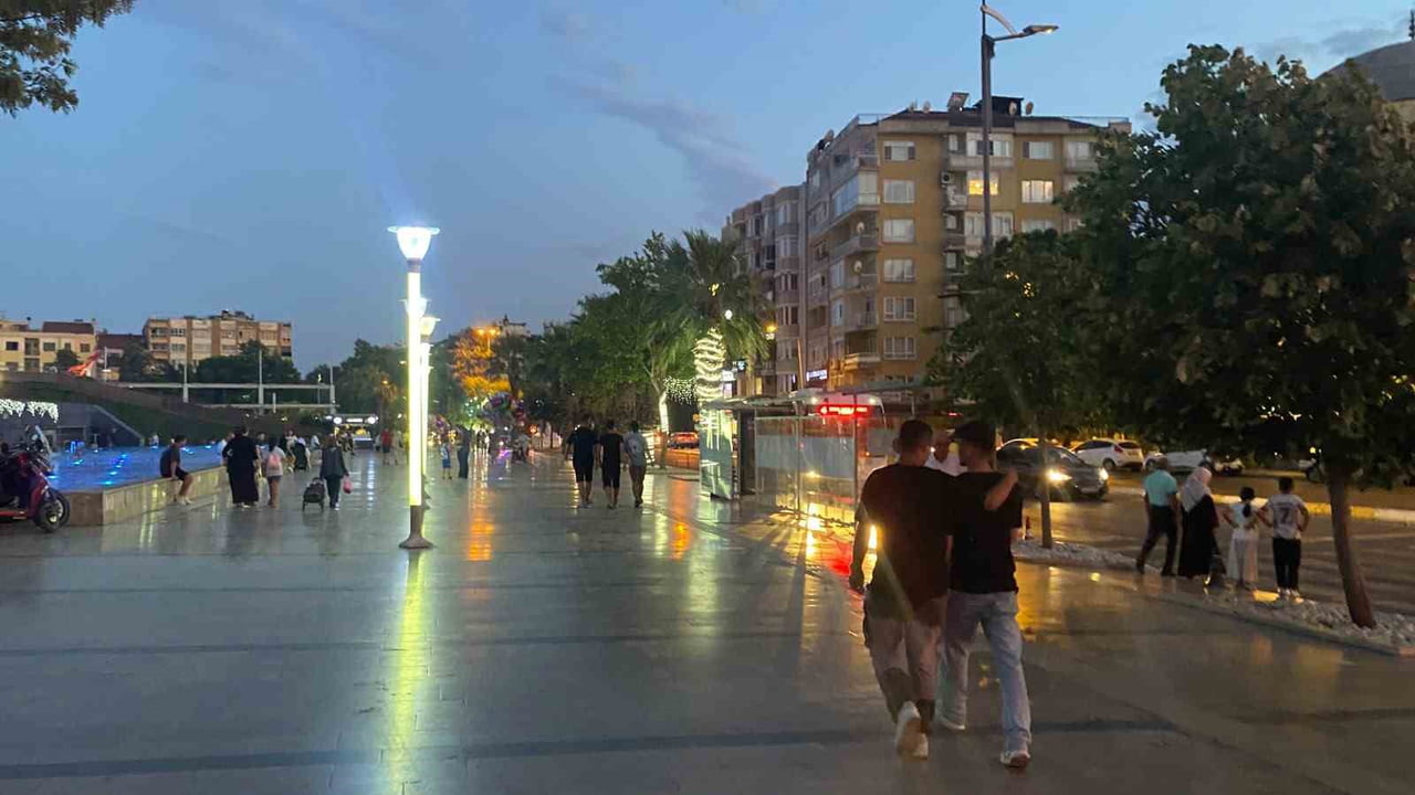 AYDIN'IN EFELER İLÇESİNDE ÖĞLEDEN SONRA 36 DERECEYİ BULAN HAVA SICAKLIĞI, GÜNEŞİN BATMASININ...