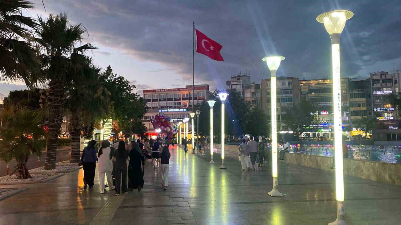 AYDIN'IN EFELER İLÇESİNDE ÖĞLEDEN SONRA 36 DERECEYİ BULAN HAVA SICAKLIĞI, GÜNEŞİN BATMASININ...