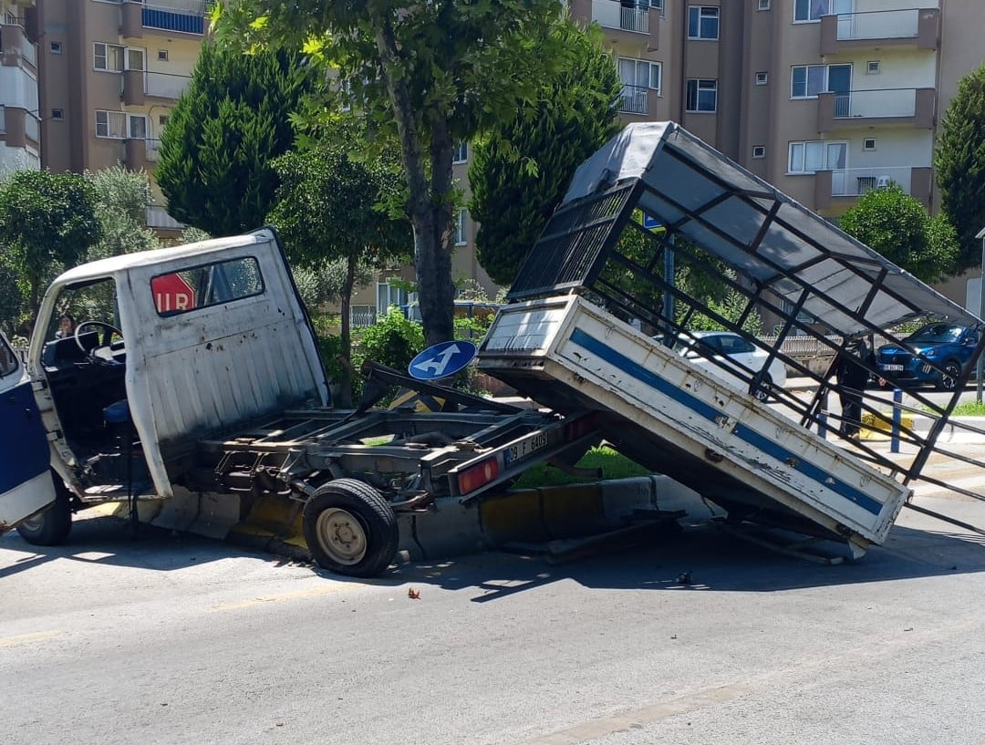 AYDIN'IN EFELER İLÇESİNDE OTOMOBİL İLE ÇARPIŞARAK SAVRULAN KAMYONET REFÜJE ÇIKARAK DURABİLDİ...