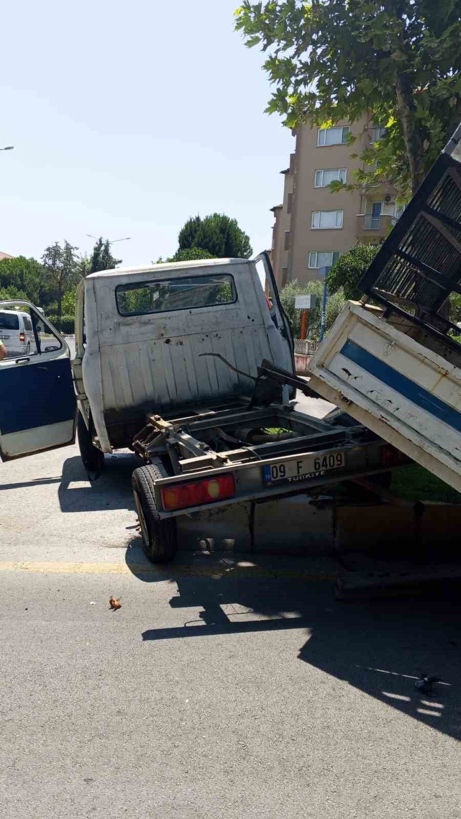 AYDIN'IN EFELER İLÇESİNDE OTOMOBİL İLE ÇARPIŞARAK SAVRULAN KAMYONET REFÜJE ÇIKARAK DURABİLDİ...