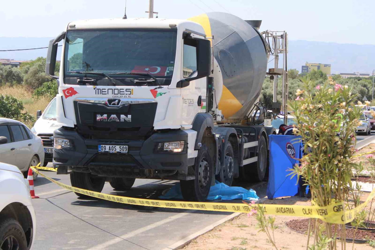 AYDIN'IN EFELER İLÇESİNDE YOLUN KARŞISINA GEÇMEK İSTEDİĞİ SIRADA BETON MİKSERİNİN ALTINDA KALAN 60...