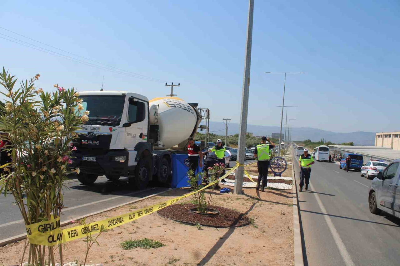 AYDIN'IN EFELER İLÇESİNDE YOLUN KARŞISINA GEÇMEK İSTEDİĞİ SIRADA BETON MİKSERİNİN ALTINDA KALAN 70...