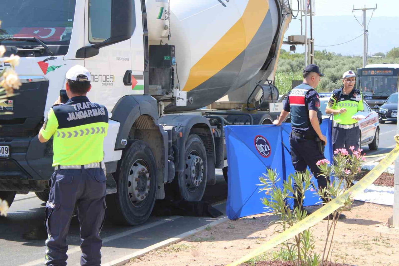 AYDIN'IN EFELER İLÇESİNDE YOLUN KARŞISINA GEÇMEK İSTEDİĞİ SIRADA BETON MİKSERİNİN ALTINDA KALAN 70...