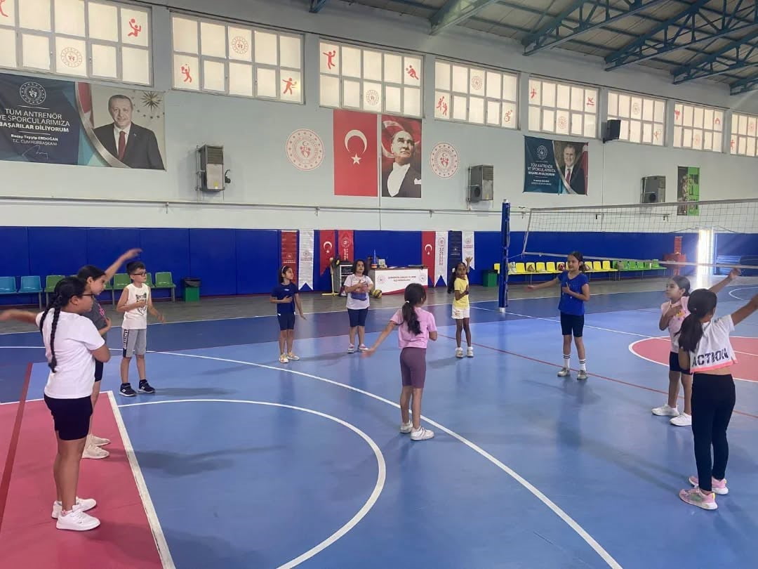 AYDIN'IN GERMENCİK İLÇESİNDE BELEDİYE TARAFINDAN DÜZENLENEN YAZ OKULU KAPSAMINDA FUTBOL, BASKETBOL...