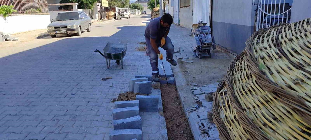 AYDIN'IN GERMENCİK İLÇESİNDE SAHA ÇALIŞMALARINI SÜRDÜREN BELEDİYE EKİPLERİ, ORTAKLAR MAHALLESİ'NDE...