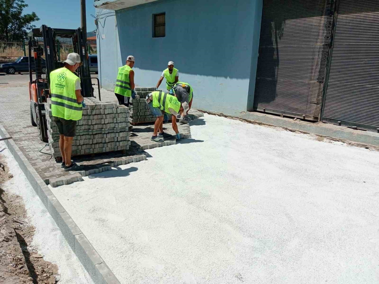 AYDIN'IN GERMENCİK İLÇESİNDE SAHA ÇALIŞMALARINI SÜRDÜREN BELEDİYE EKİPLERİ, ORTAKLAR MAHALLESİ'NDE...