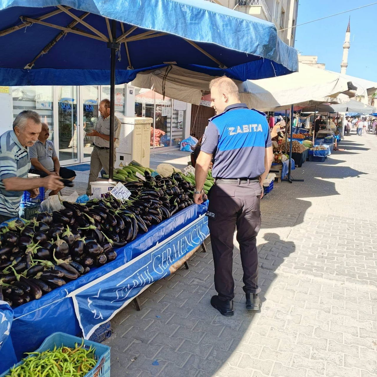 AYDIN'IN GERMENCİK İLÇESİNDE ZABITA EKİPLERİ, TARİHİ GERMENCİK PERŞEMBE PAZARI'NDA VATANDAŞLARIN...