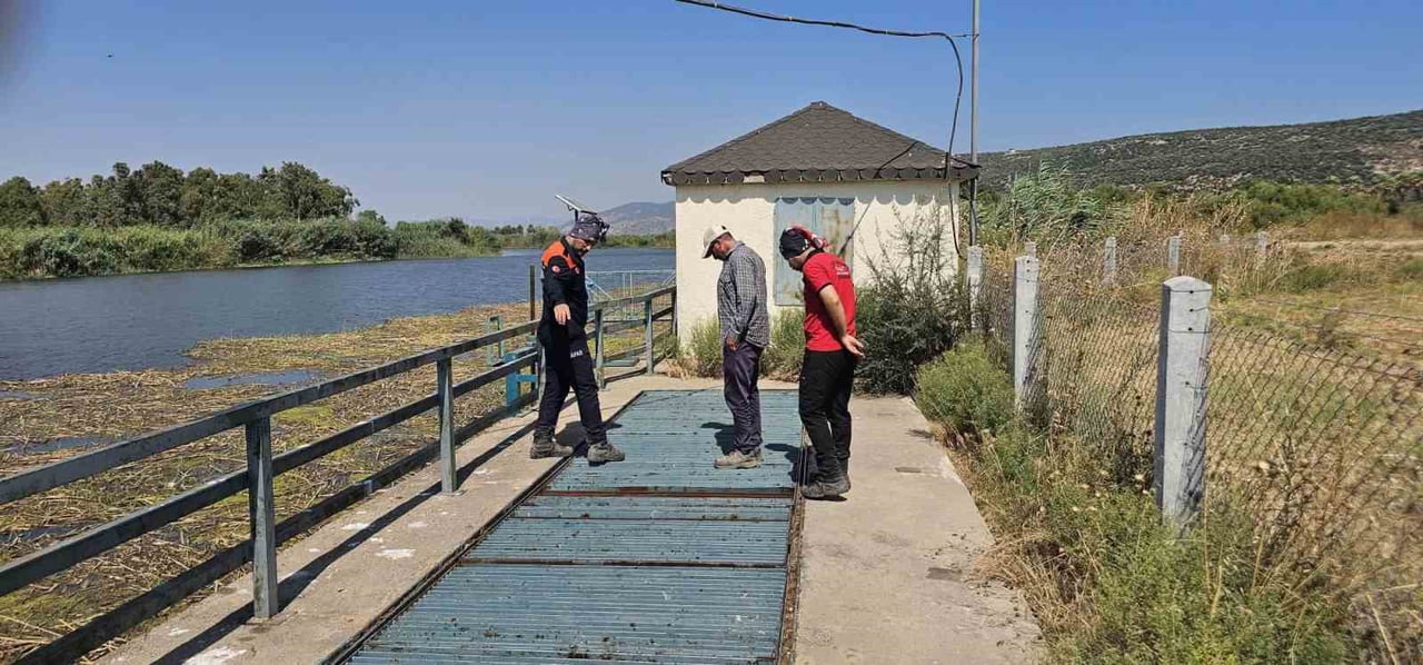 AYDIN'IN İNCİRLİOVA İLÇESİ BÜYÜK MENDERES NEHRİ'NDE KAYBOLAN 2 ÇOCUKTAN BİRİ OLAN 11 YAŞINDAKİ...