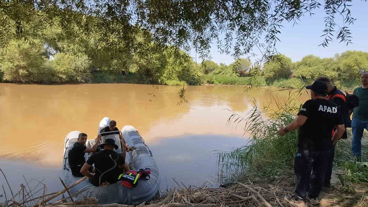 AYDIN'IN İNCİRLİOVA İLÇESİNDE SERİNLEMEK AMACIYLA BÜYÜK MENDERES NEHRİ'NE GİRDİKTEN SONRA AKINTIYA...