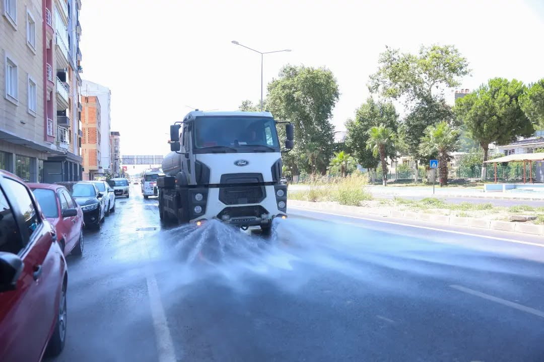AYDIN'IN İNCİRLİOVA İLÇESİNDE SICAK ASFALT KAPLAMA ÇALIŞMALARININ TAMAMLANDIĞI ANAYOLDA YÜRÜTÜLEN...