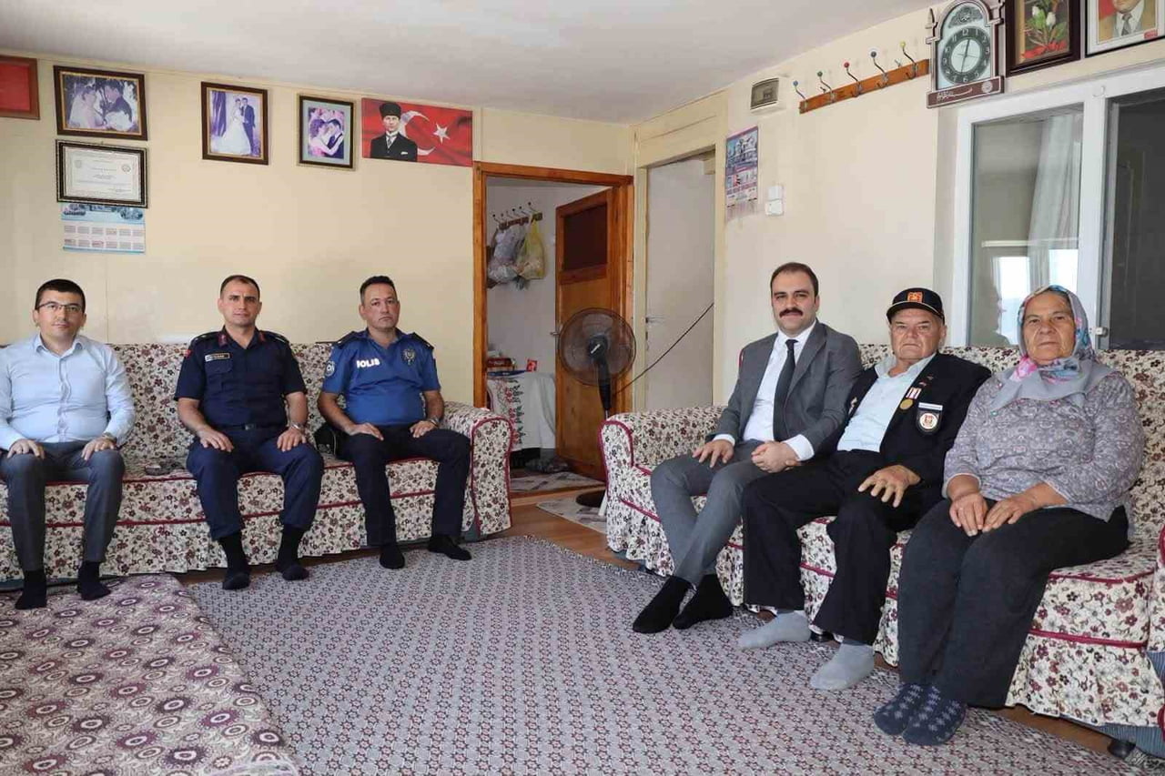 AYDIN'IN KARACASU İLÇESİNDE KAYMAKAM İSMAİL BATTAL, PROTOKOL ÜYELERİYLE BİRLİKTE GAZİ KAZIM...