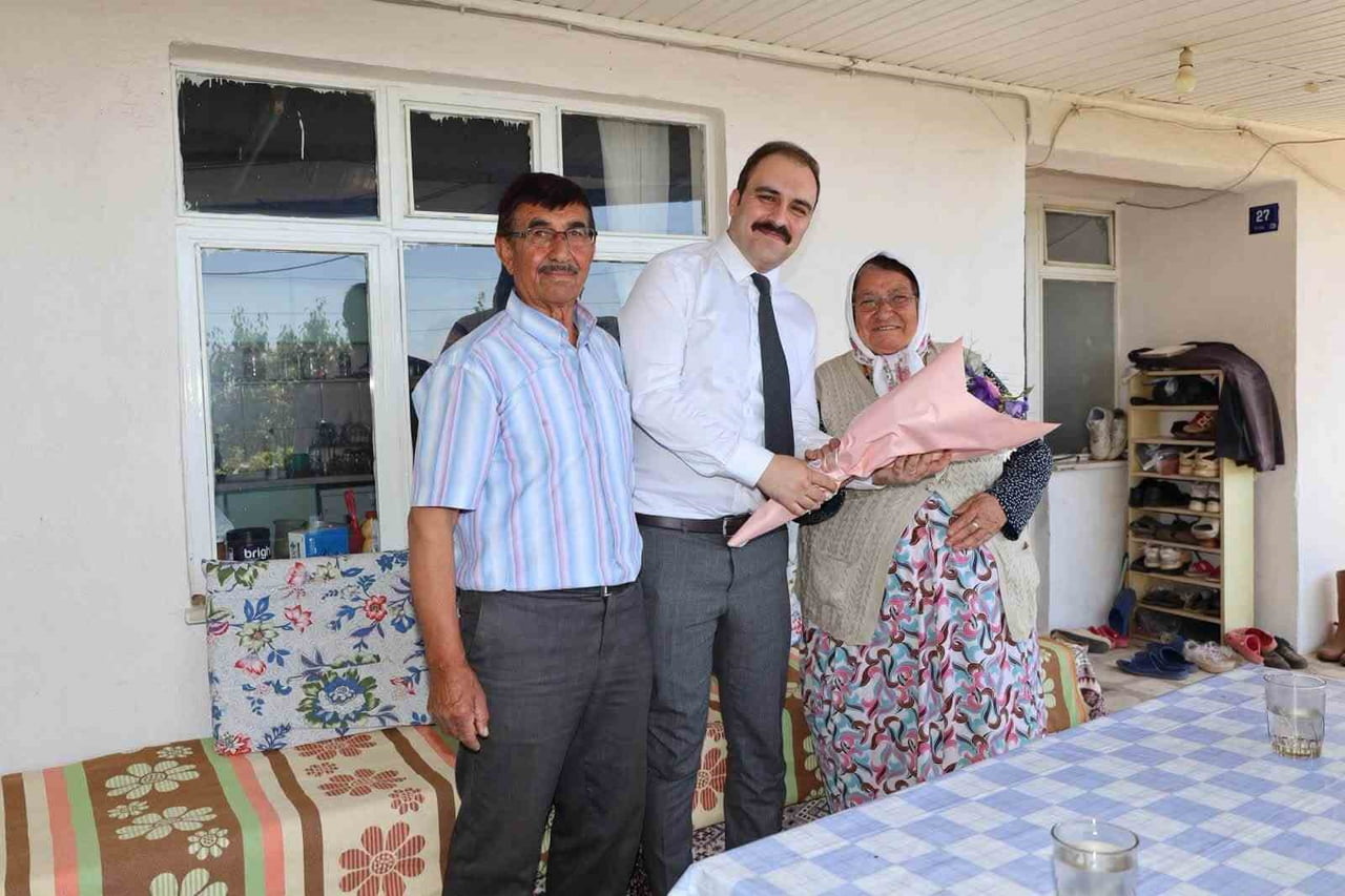 AYDIN'IN KARACASU İLÇESİNDE KAYMAKAM İSMAİL BATTAL, PROTOKOL ÜYELERİYLE BİRLİKTE GAZİ KAZIM...