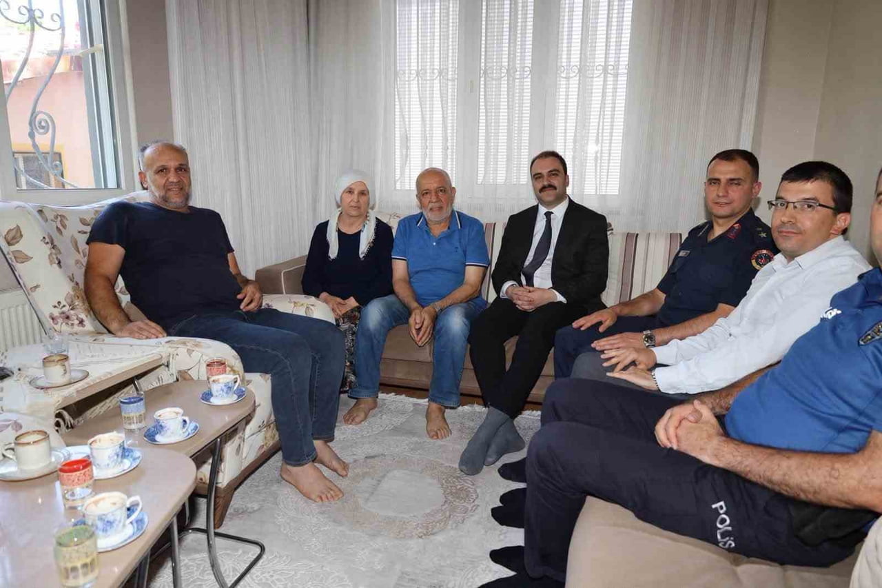 AYDIN'IN KARACASU İLÇESİNDE KAYMAKAM İSMAİL BATTAL, PROTOKOL ÜYELERİYLE BİRLİKTE ŞEHİT AİLELERİ...