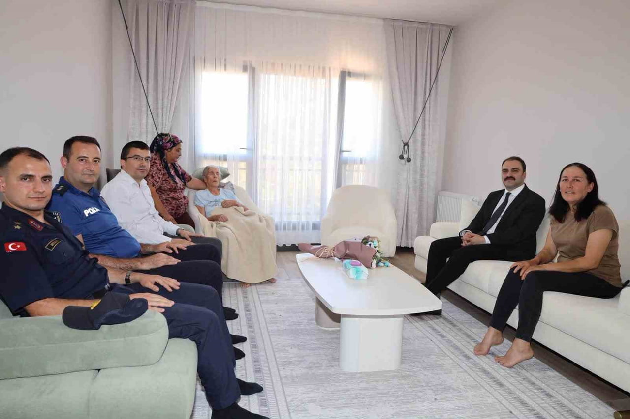AYDIN'IN KARACASU İLÇESİNDE KAYMAKAM İSMAİL BATTAL, PROTOKOL ÜYELERİYLE BİRLİKTE ŞEHİT AİLELERİ...