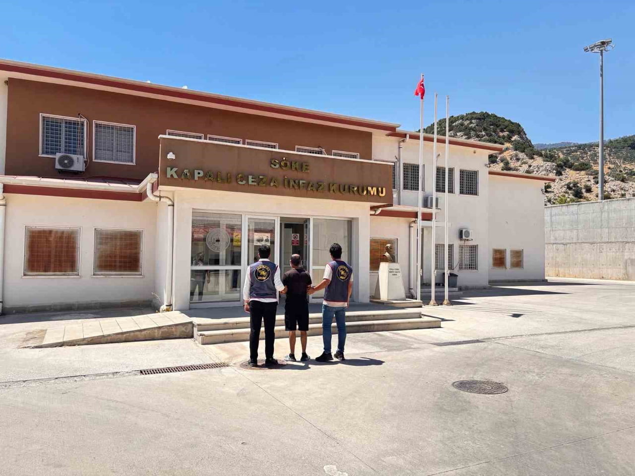 AYDIN'IN KUŞADASI İLÇESİNDE ÇEŞİTLİ SUÇLARDAN HAKKINDA 12 YIL 6 AY KESİNLEŞMİŞ HAPİS CEZASI...