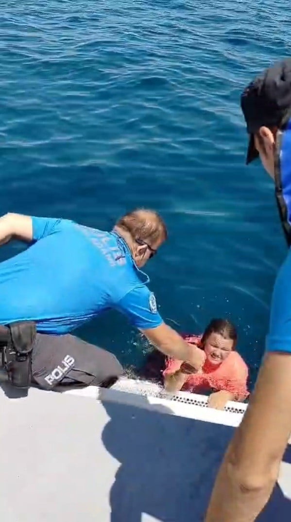 AYDIN'IN KUŞADASI İLÇESİNDE DENİZDE YÖNÜNÜ KAYBEDEREK AÇIĞA SÜRÜKLENEN VE YORGUN DÜŞEN BİR KADIN...