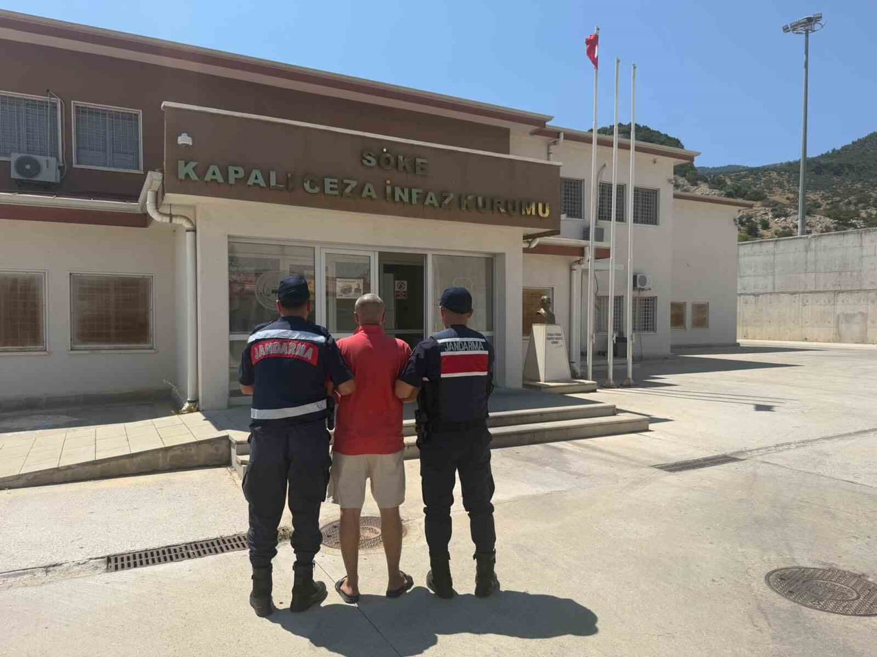 AYDIN'IN KUŞADASI İLÇESİNDE HIRSIZLIK SUÇUNDAN 10 YIL HAPİS CEZASIYLA ARANAN ŞAHIS, KISKIVRAK...