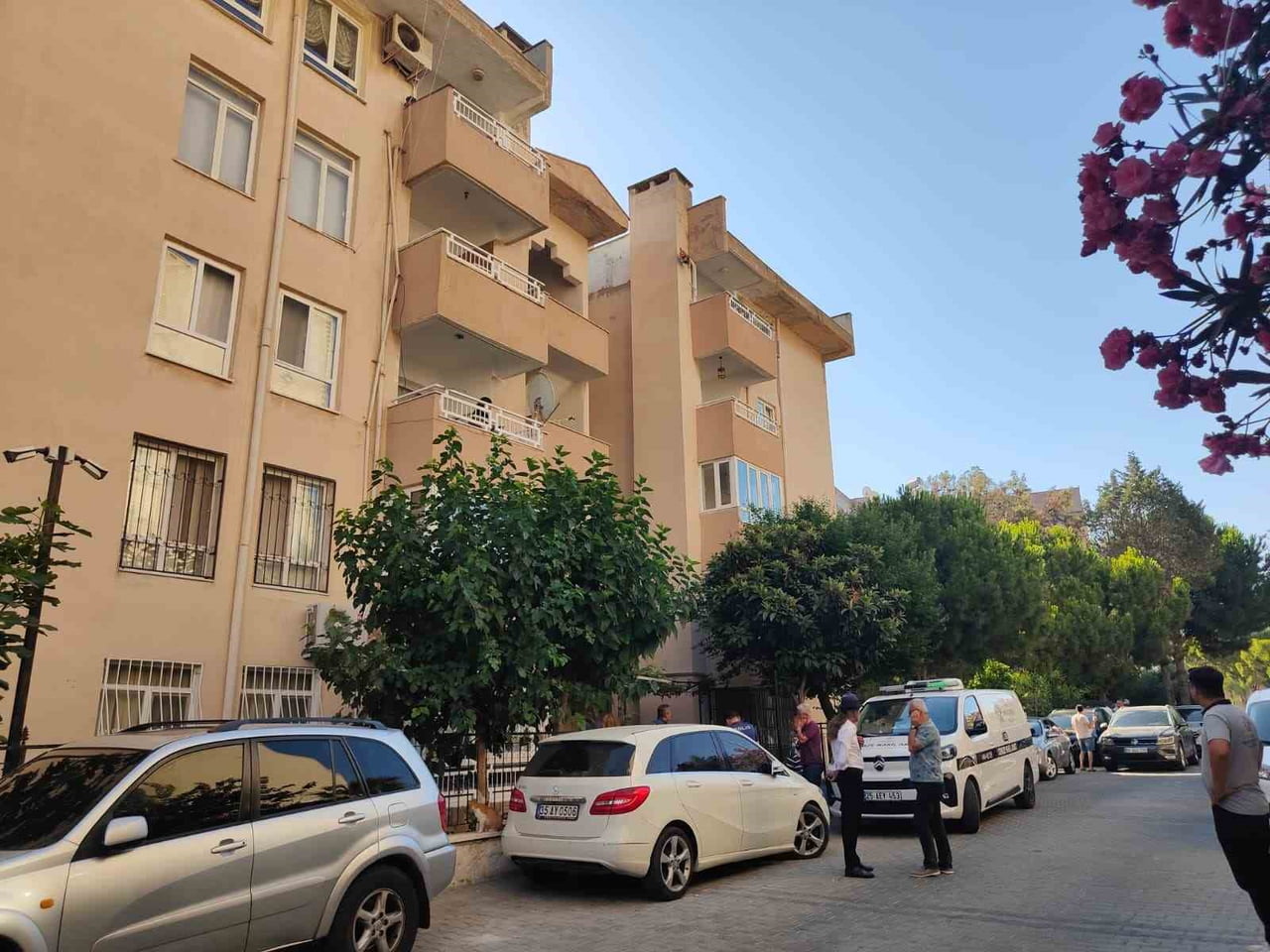 AYDIN'IN KUŞADASI İLÇESİNDE OTURDUĞU APARTMANIN 5. KATINDAKİ BALKONDAN DENGESİNİ KAYBEDEREK BETON...