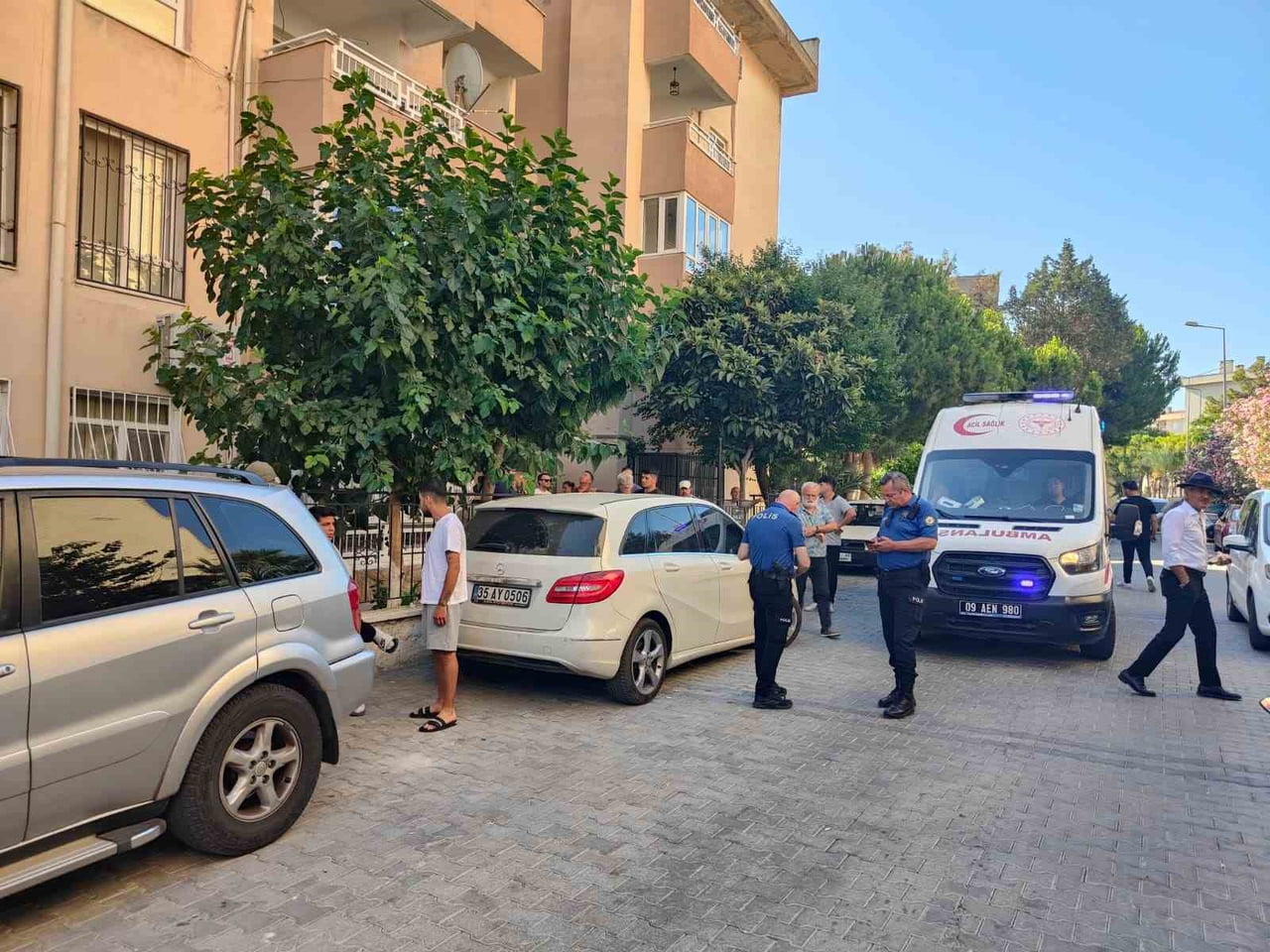 AYDIN'IN KUŞADASI İLÇESİNDE OTURDUĞU APARTMANIN 5. KATINDAKİ BALKONDAN DENGESİNİ KAYBEDEREK BETON...