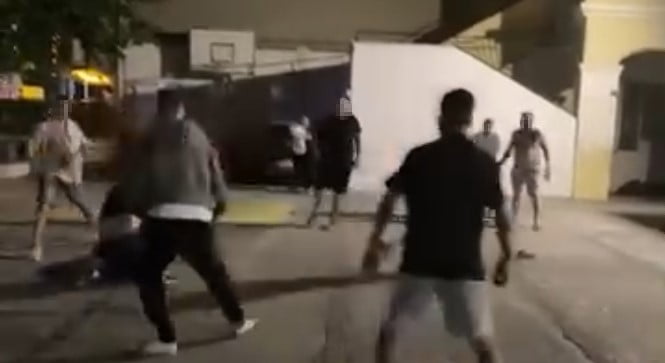 AYDIN'IN KUŞADASI İLÇESİNDE YAZ AYLARINDA OTOPARK OLARAK İŞLETİLEN OKUL BAHÇESİNDE ÜCRET NEDENİYLE...