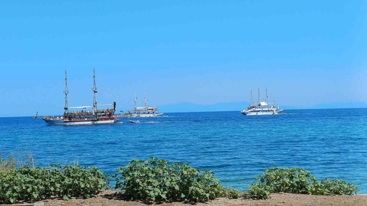 AYDIN'IN KUŞADASI İLÇESİNDE YAZ SEZONUNUN HAREKETLENMESİYLE BİRLİKTE YERLİ VE YABANCI TURİSTLER...